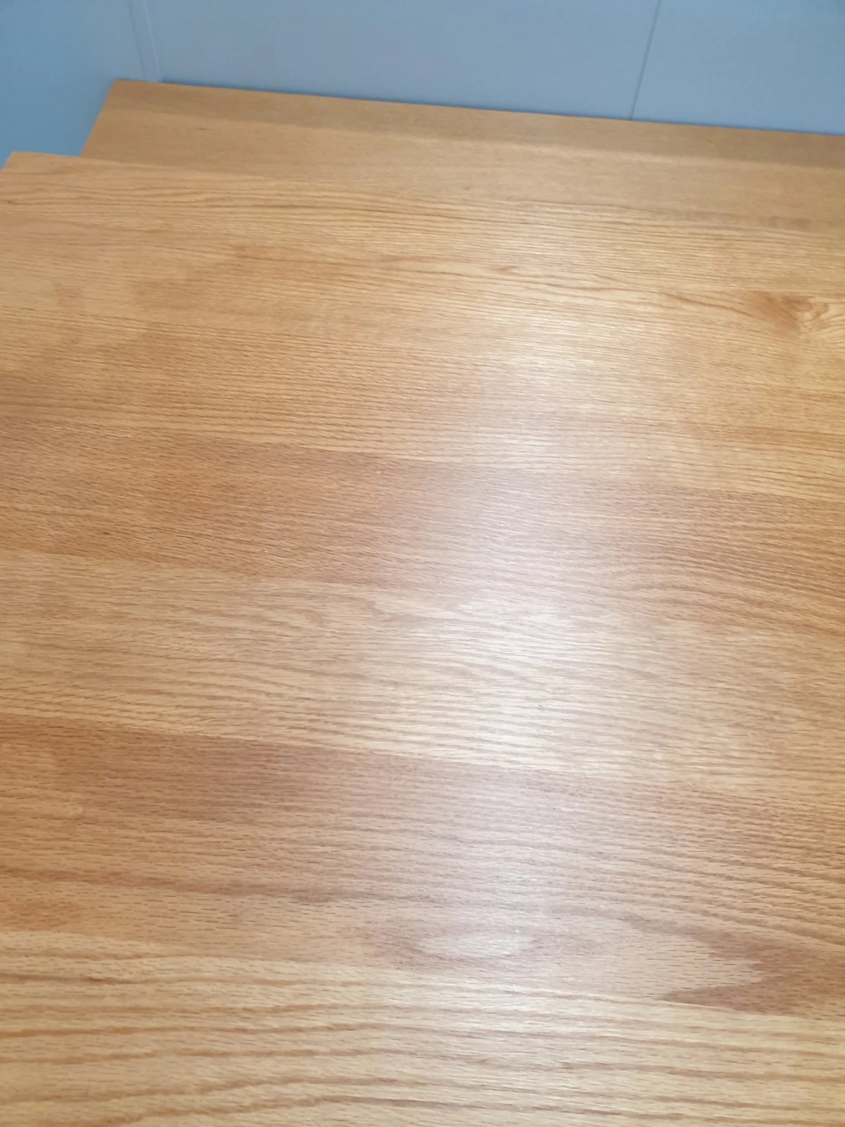 우드슬랩UV코팅 샌딩 전 표면이 거칠고 광택이 없는 원목 상판