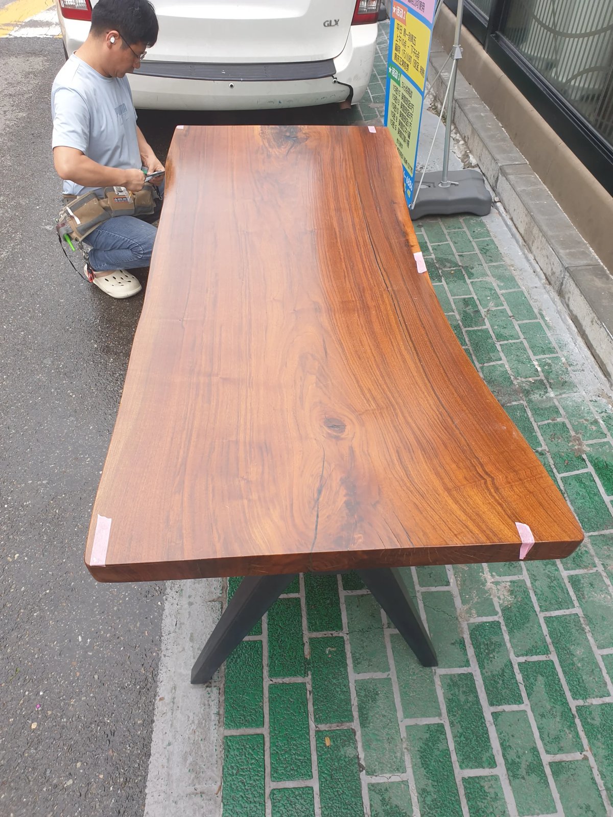 용인 소파테이블 우드슬랩UV코팅 시공 전 백화와 얼룩이 있는 상판